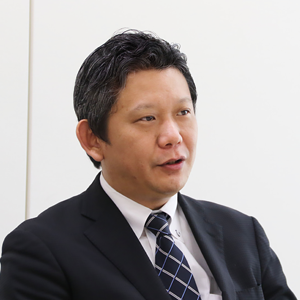 鶴見 亮祐 氏